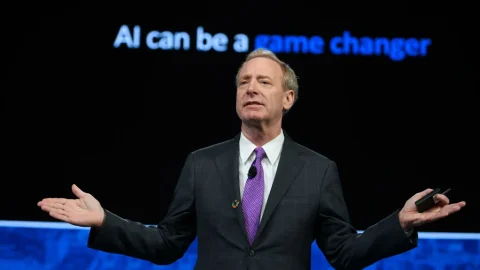 Microsoft 总裁 Brad Smith 呼吁紧急监管 AI，称英国比美国和欧盟更适合主导全球安全规则