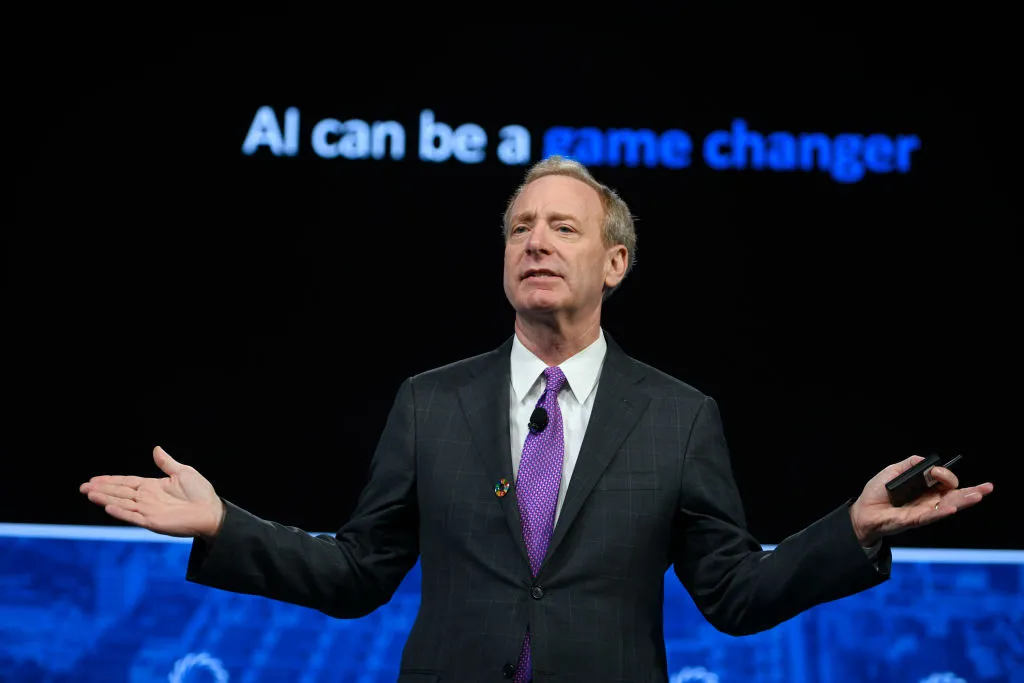 Microsoft 总裁 Brad Smith 呼吁紧急监管 AI，称英国比美国和欧盟更适合主导全球安全规则