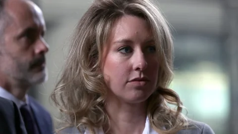 工程师 Bo Lau 用 Theranos 庭审公开文件做出 Elizabeth Holmes 办公桌模拟网站